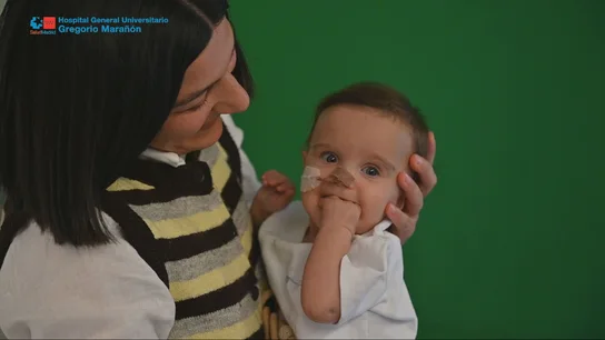 Imagen de la pequeña Mariami junto a su madre, Maka Imagen de la pequeña Mariami junto a su madre, Maka