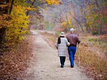 Pareja mayor paseando por la naturaleza Pareja mayor paseando por la naturaleza