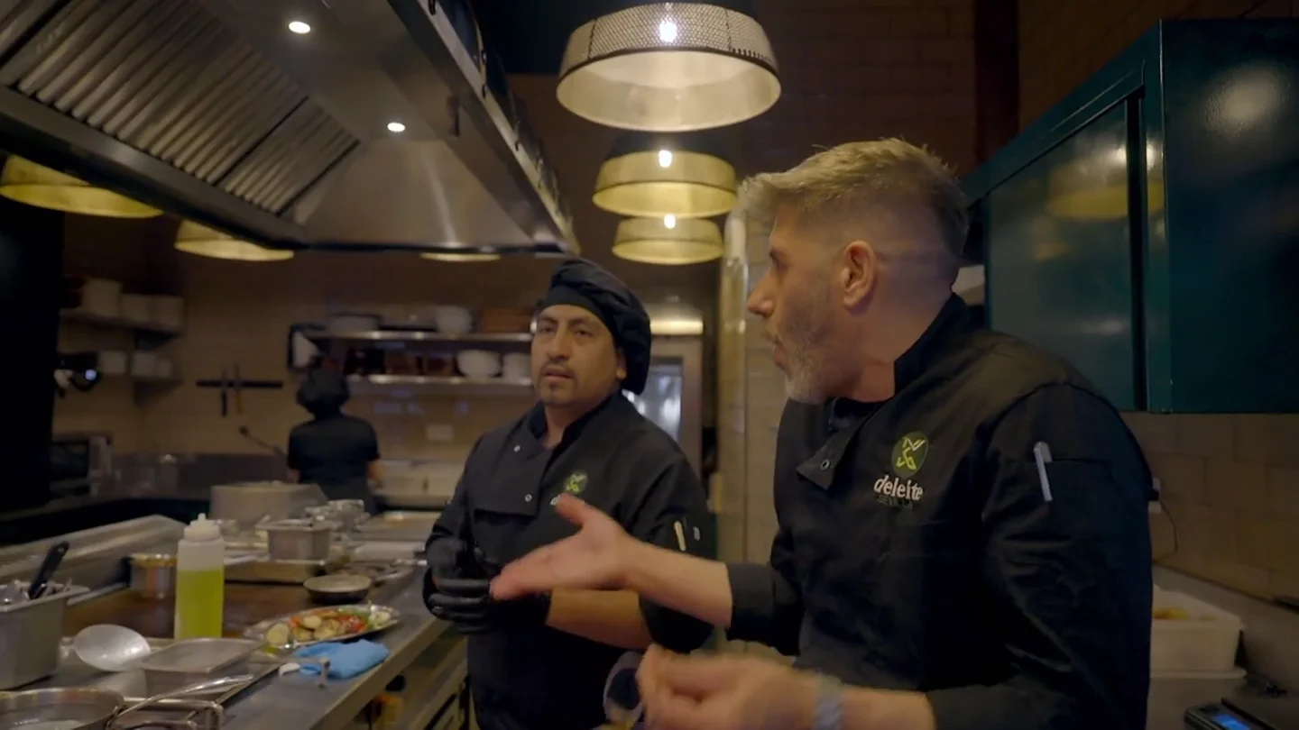 "Me han dado un pescado inferior, me toca las pelotas": el dueño del restaurante Deleite descubre que le han 'timado' "Me han dado un pescado inferior, me toca las pelotas": el dueño del restaurante Deleite descubre que le han 'timado'