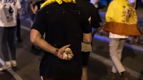 Un manifestante con tres piedras, durante una marcha para pedir la dimisión de Sánchez Un manifestante con tres piedras, durante una marcha para pedir la dimisión de Sánchez