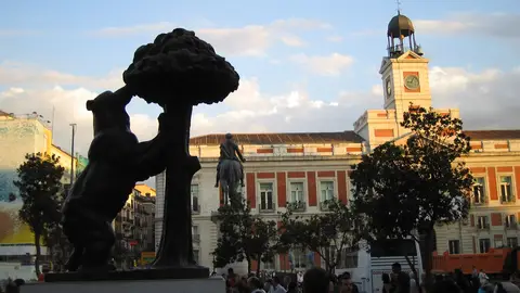 Estatua del Oso y el Madroño en la Puerta del Sol, Madrid Estatua del Oso y el Madroño en la Puerta del Sol, Madrid