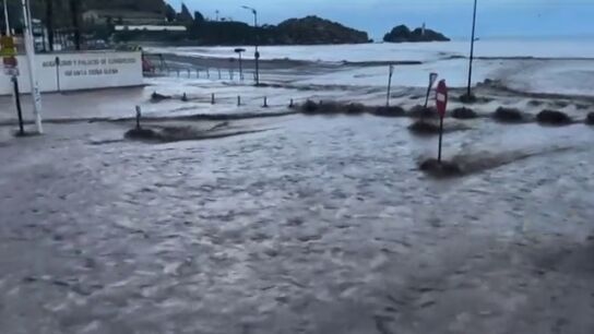 &Uacute;ltima hora de la borrasca Emilia | Las intensas lluvias provocan la salida de las ramblas y obliga a cortar algunas carreteras en &Aacute;guilas, Murcia