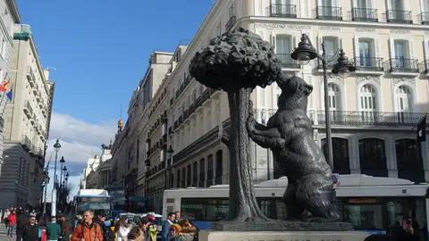Estatua del Oso y el Madroño en la Puerta del Sol, Madrid Estatua del Oso y el Madroño en la Puerta del Sol, Madrid