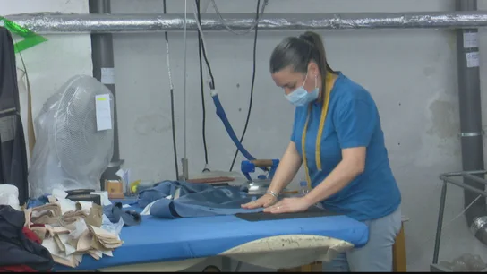 Imagen de recurso de una trabajadora de un tinte Imagen de recurso de una trabajadora de un tinte