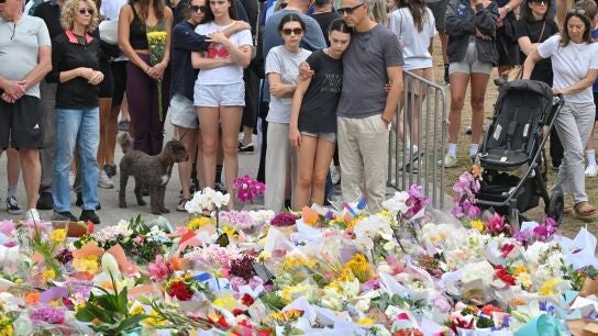 Ciudadanos lloran por las v&iacute;ctimas del atentado en Bondi Beach que deja 16 muertos.