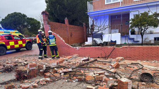 Dos heridos graves tras el derrumbe del muro de una vivienda en Getafe, Madrid