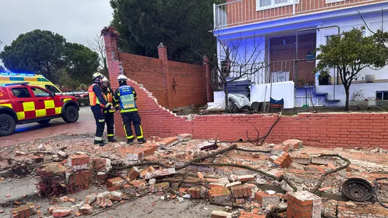 Dos heridos graves tras el derrumbe del muro de una vivienda en Getafe, Madrid Dos heridos graves tras el derrumbe del muro de una vivienda en Getafe, Madrid