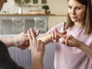 Personas hablando lenguaje de signos Personas hablando lenguaje de signos