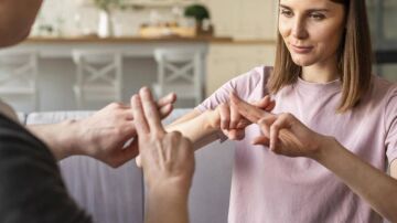 Personas hablando lenguaje de signos Personas hablando lenguaje de signos