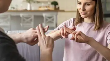 Personas hablando lenguaje de signos Personas hablando lenguaje de signos