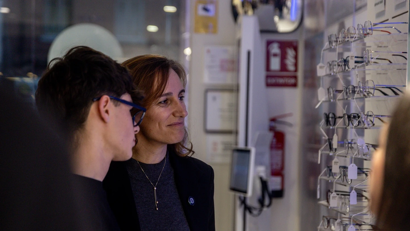 La ministra de Sanidad. Mónica García, presenta el Plan Veo en una óptica madrileña. La ministra de Sanidad, Mónica García, presenta el Plan VEO, en la Óptica Newlens, a 16 de diciembre de 2025, en Madrid (España).