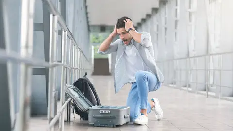 Chico revisando su maleta de viaje Chico revisando su maleta de viaje