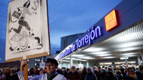 Varias personas participan en la concentraci&oacute;n convocada en el Hospital Universitario de Torrej&oacute;n para pedir la reversi&oacute;n del centro a la gesti&oacute;n p&uacute;blica, tras la pol&eacute;mica por las grabaciones del CEO de la empresa gestora, Grupo Ribera, en las que ped&iacute;a aumentar listas de espera para mayor r&eacute;dito econ&oacute;mico. 