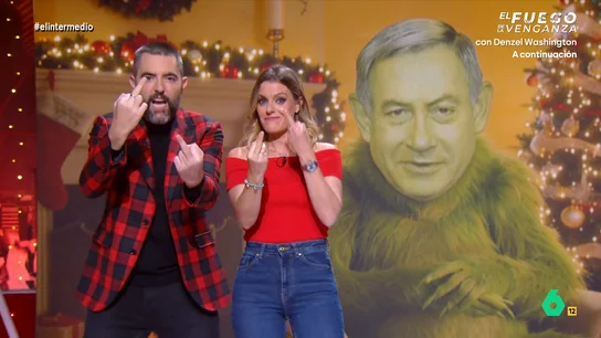 Andrea Ropero y Dani Mateo dedican una peineta "a dos manos" a los Grinch de la política internacional En este vídeo, los colaboradores de El Intermedio hacen un repaso por algunos de los políticos internacionales que más han destacado, para mal, este año. "A ver si nos dejan en paz este año", afirma la periodista.