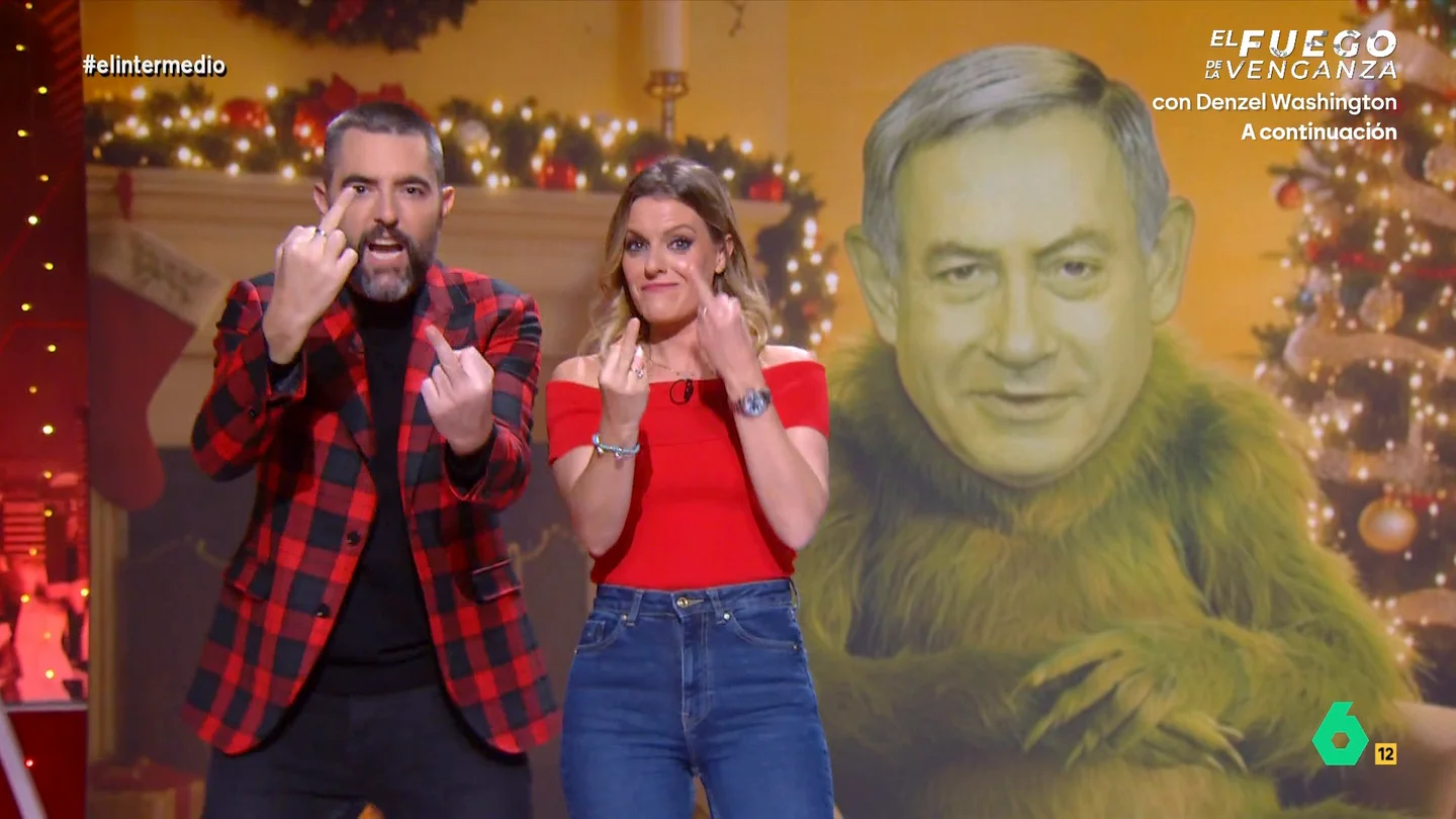 Andrea Ropero y Dani Mateo dedican una peineta "a dos manos" a los Grinch de la política internacional En este vídeo, los colaboradores de El Intermedio hacen un repaso por algunos de los políticos internacionales que más han destacado, para mal, este año. "A ver si nos dejan en paz este año", afirma la periodista.