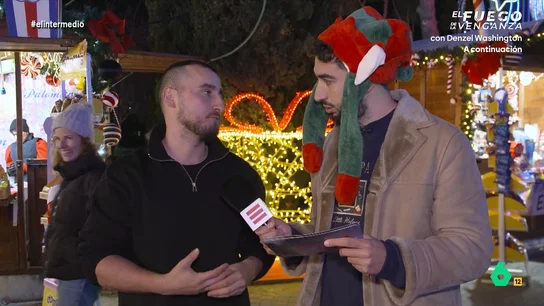 Isma Juárez pregunta a un chico si ha pensado alguna vez que su jefe "es gilipollas": "Es Isabel Díaz Ayuso..." El reportero se ha convertido en el duende de la Navidad para saber si la gente ha sido buena este año o tiene maldades que confesar. Además, también les ha hecho un original regalo para celebrar estas fiestas.