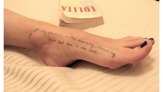 En una de las im&aacute;genes se observa a una chica con frases de 'Lolita' escritas en el piel