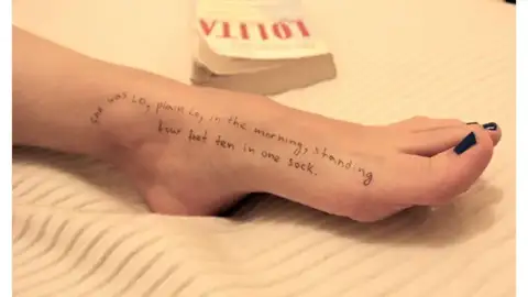 En una de las imágenes se observa a una chica con frases de 'Lolita' escritas en el piel En una de las imágenes se observa a una chica con frases de 'Lolita' escritas en el piel