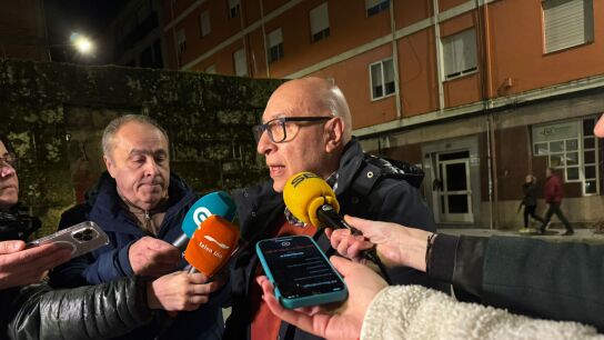 El alcalde de Barbad&aacute;s, Xos&eacute; Carlos Valc&aacute;rcel, frente a la sede provincial del PSdeG en Ourense.
