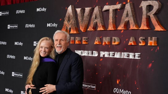 James Cameron y su esposa, Suzy Amis Cameron, en el estreno de 'Avatar: Fuego y Ceniza'