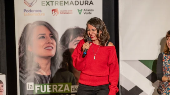 La candidata de Unidas por Extremadura a la presidencia de la Junta de Extremadura, Irene de Miguel, durante un acto de campaña electoral en Mérida. La candidata de Unidas por Extremadura a la presidencia de la Junta de Extremadura, Irene de Miguel, durante un acto de campaña electoral en Mérida.