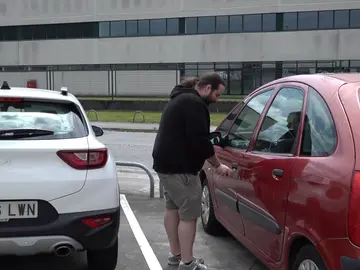 Hombre abriendo el coche Hombre abriendo el coche