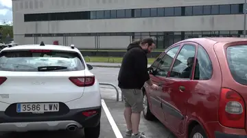 Hombre abriendo el coche Hombre abriendo el coche