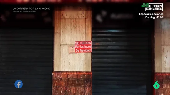 Una tienda, cerrada por las luces de Navidad Una tienda, cerrada por las luces de Navidad