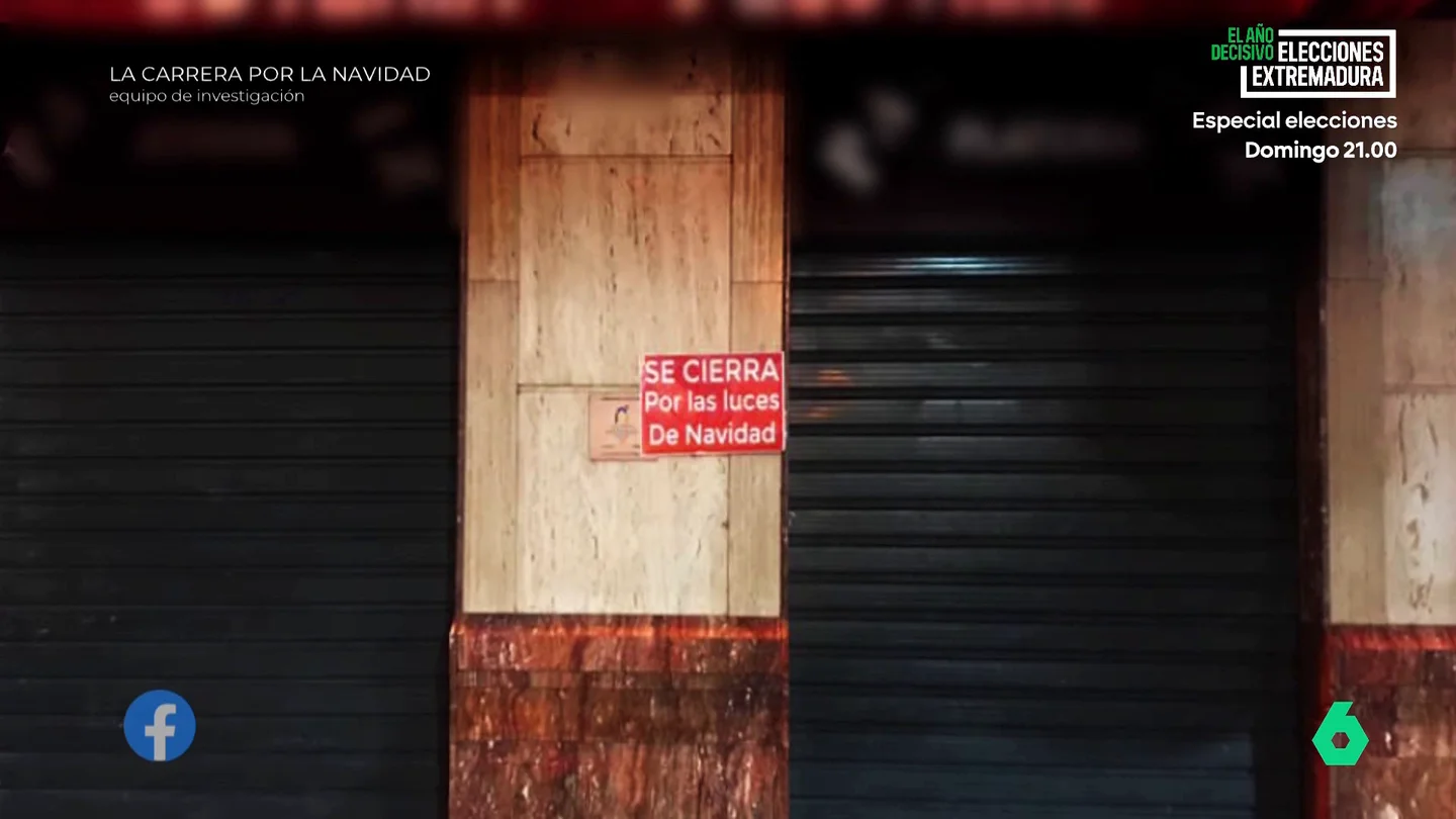 Una tienda, cerrada por las luces de Navidad Una tienda, cerrada por las luces de Navidad