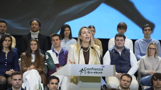 La presidenta del PP de Extremadura y candidata a la reelección a la Presidencia de la Junta, María Guardiola (C), participa en un acto electoral La presidenta del PP de Extremadura y candidata a la reelección a la Presidencia de la Junta, María Guardiola (C), participa en un acto electoral