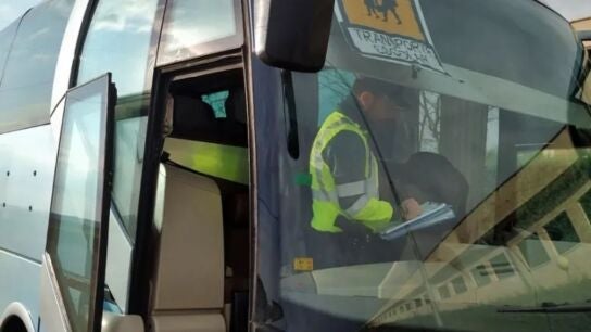 Detenidos dos conductores de buses escolares en Badajoz tras dar positivo en drogas en plena ruta.