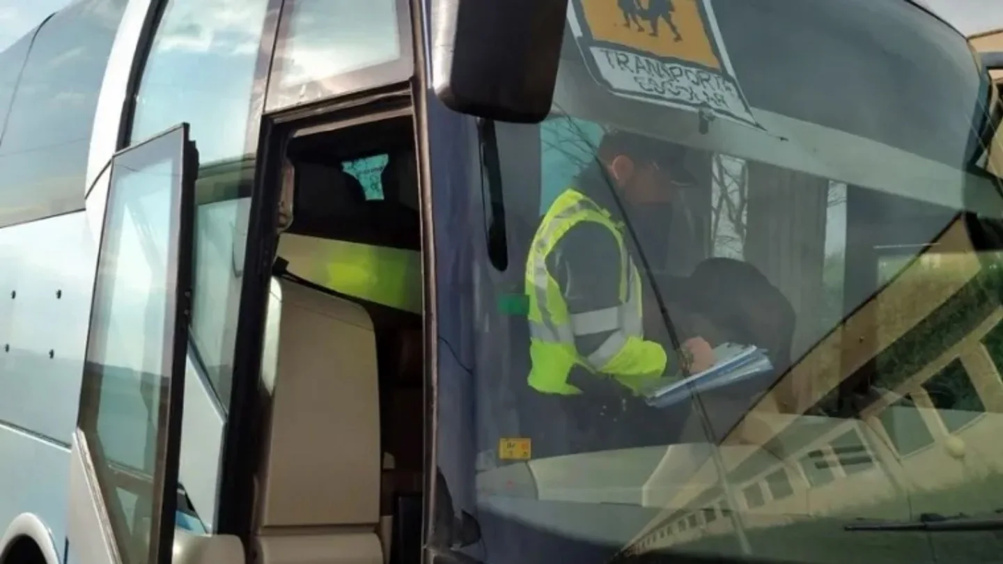 Detenidos dos conductores de buses escolares en Badajoz tras dar positivo en drogas en plena ruta. Detenidos dos conductores de buses escolares en Badajoz tras dar positivo en drogas en plena ruta.