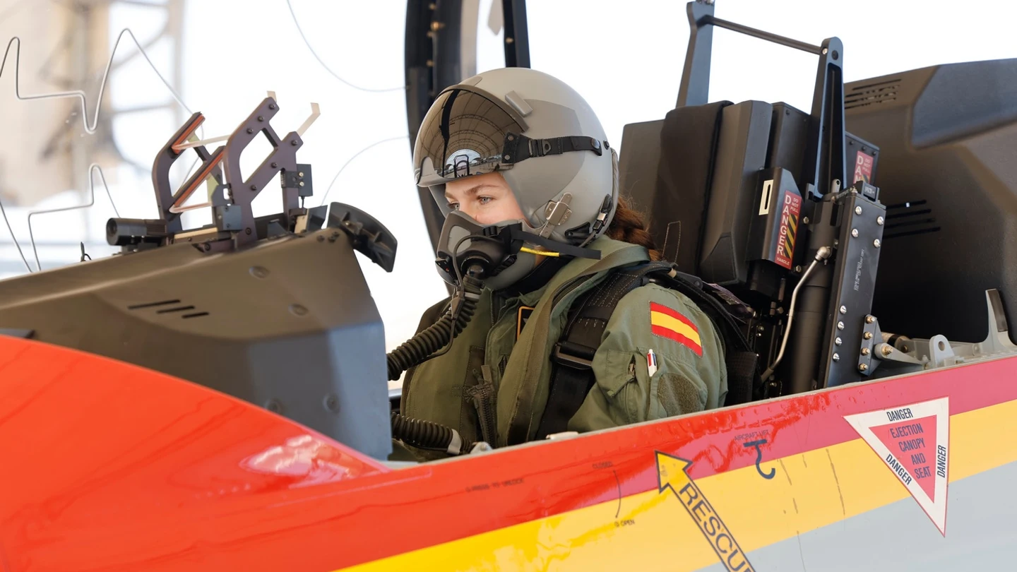 La princesa Leonor en la cabina del avión Pilatus PC-21 a punto de iniciar su primer vuelo sola. La princesa Leonor en la cabina del avión Pilatus PC-21 a punto de iniciar su primer vuelo sola.