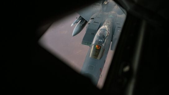 Un avi&oacute;n de combate F-15E Strike Eagle de la Fuerza A&eacute;rea de EEUU.