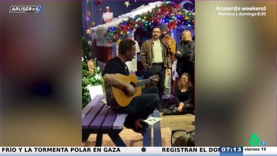 El v&iacute;deo de la actuaci&oacute;n sorpresa de Chris Martin por Navidad en una tienda ben&eacute;fica en Londres