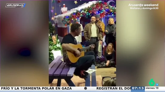 El vídeo de la actuación sorpresa de Chris Martin por Navidad en una tienda benéfica en Londres El vídeo de la actuación sorpresa de Chris Martin por Navidad en una tienda benéfica en Londres