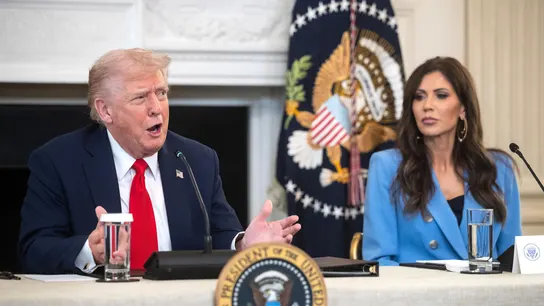 Imagen del presidente de Estados Unidos, Donald Trump, hablando junto a la secretaria del Departamento de Seguridad Nacional, Kristi Noem Imagen del presidente de Estados Unidos, Donald Trump, hablando junto a la secretaria del Departamento de Seguridad Nacional, Kristi Noem
