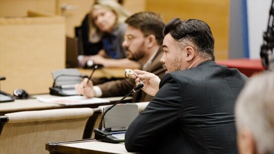 Gabriel Rufi&aacute;n muestra el trozo de cuerda a la que se aferr&oacute; la ni&ntilde;a fallecida, en la comisi&oacute;n de investigaci&oacute;n de la DANA en el Congreso.