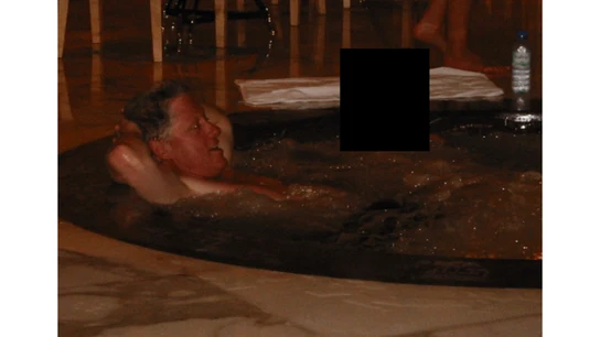 El expresidente de Estados Unidos Bill Clinton en una imagen de los archivos desclasificados del caso Epstein. El expresidente de Estados Unidos Bill Clinton en una imagen de los archivos desclasificados del caso Epstein.