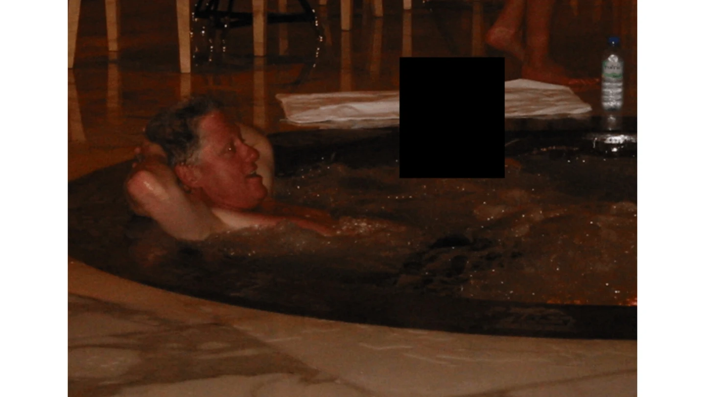 El expresidente de Estados Unidos Bill Clinton en una imagen de los archivos desclasificados del caso Epstein. El expresidente de Estados Unidos Bill Clinton en una imagen de los archivos desclasificados del caso Epstein.