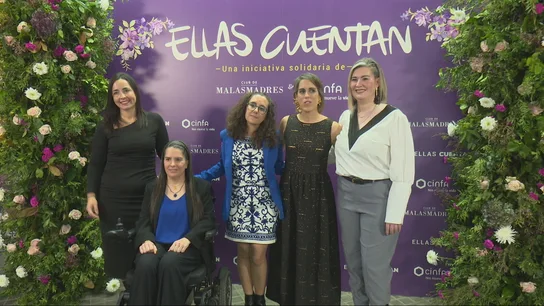 Las reconocidas por la iniciativa Ellas Cuentan posan con Laura Baena Las reconocidas por la iniciativa Ellas Cuentan posan con Laura Baena