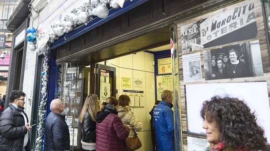 Personas en la administración de Doña Manolita, en Madrid. Personas en la administración de Doña Manolita, en Madrid.
