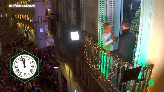 El divertido mensaje de Dani Mateo a su familia en las Campanadas 2024: "Saludo solo a mi madre, porque mi padre..." El divertido mensaje de Dani Mateo a su familia en las Campanadas 2024: "Saludo solo a mi madre, porque mi padre..."