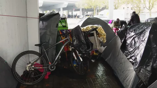 Los migrantes desalojados en Badalona pasan la noche debajo de un puente Los migrantes desalojados en Badalona pasan la noche debajo de un puente