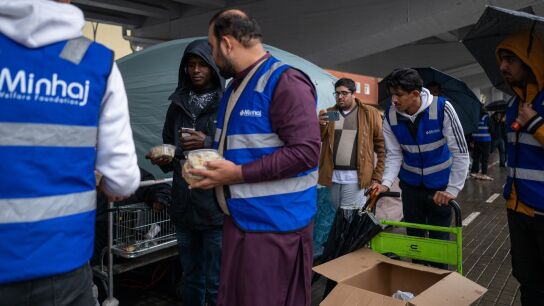 Personas desalojadas del antiguo Instituto B9 de Badalona acampan debajo de la salida 210 de la C-31, en el barrio de Sant Roc.