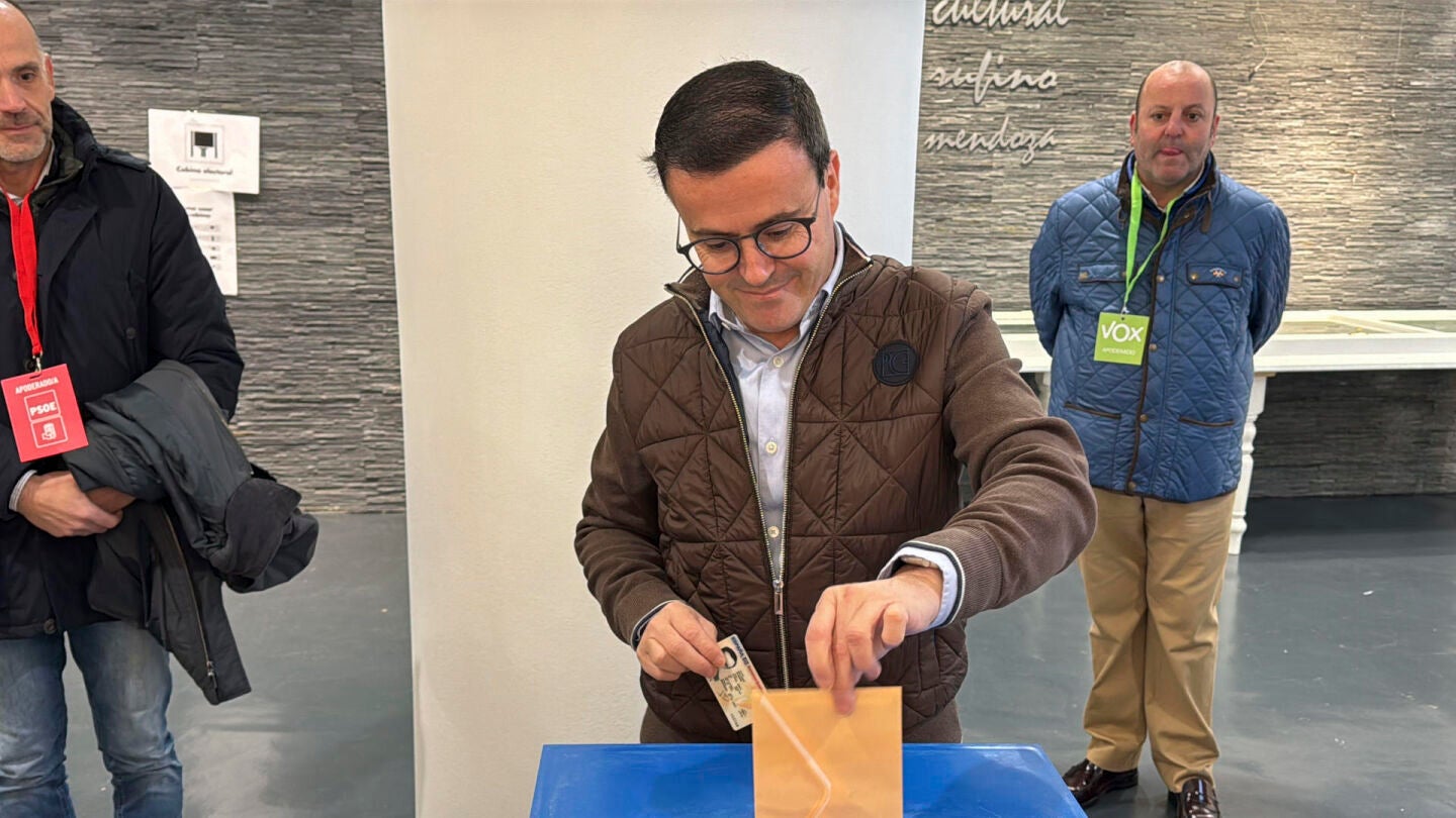 El candidato socialista Miguel Ángel Gallardo ejerce su derecho al voto