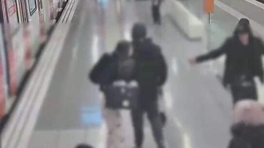 Dos detenidos por golpear con una defensa extensible a un vigilante del Metro de Barcelona