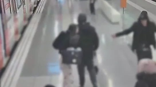 Dos detenidos por golpear con una defensa extensible a un vigilante del Metro de Barcelona Dos detenidos por golpear con una defensa extensible a un vigilante del Metro de Barcelona