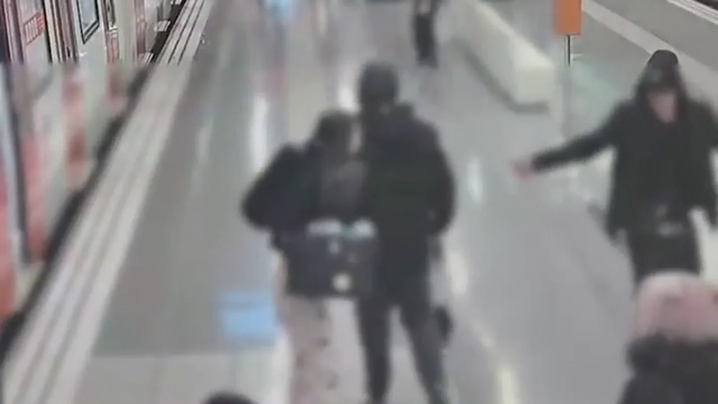 Dos detenidos por golpear con una defensa extensible a un vigilante del Metro de Barcelona Dos detenidos por golpear con una defensa extensible a un vigilante del Metro de Barcelona