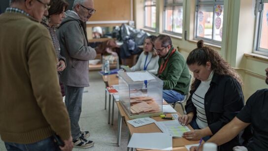 Ciudadanos ejercen su derecho al voto con motivo de las elecciones auton&oacute;micas en Extremadura en un colegio electoral.